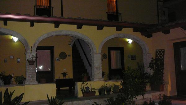 B&B Gli Archi Sìnnai Екстериор снимка